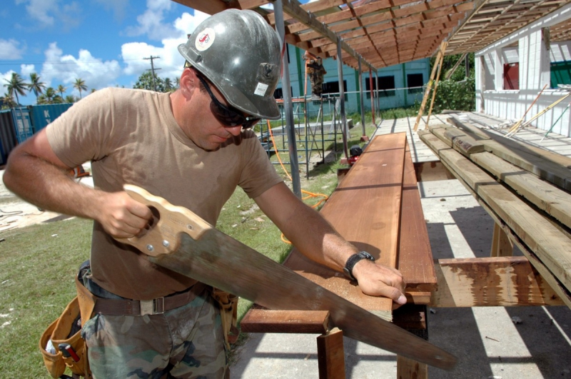 ebeniste-MAZAUGUES-min_worker_construction_building_carpenter_male_job_build_helmet-893290